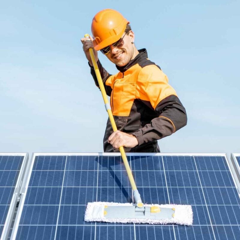 Operatore pulisce pannelli fotovoltaici