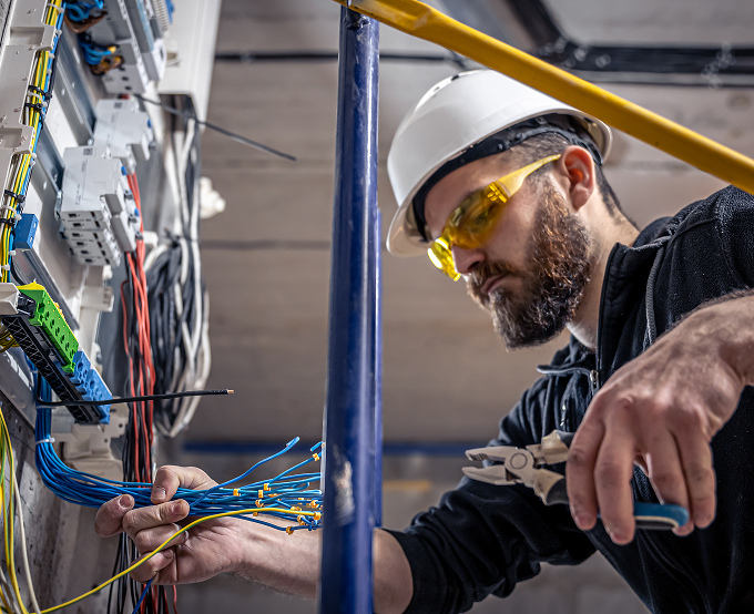 tecnico che installa la fibra