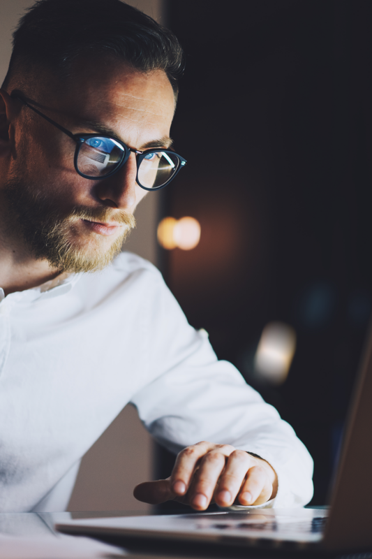 persona che studia soluzioni