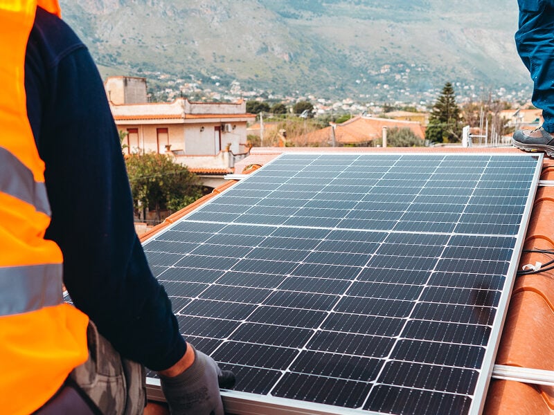 persone che installano un impianto fotovoltaico